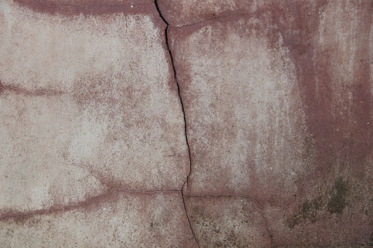 Fissure verticale dans un mur de maçonnerie à réparer